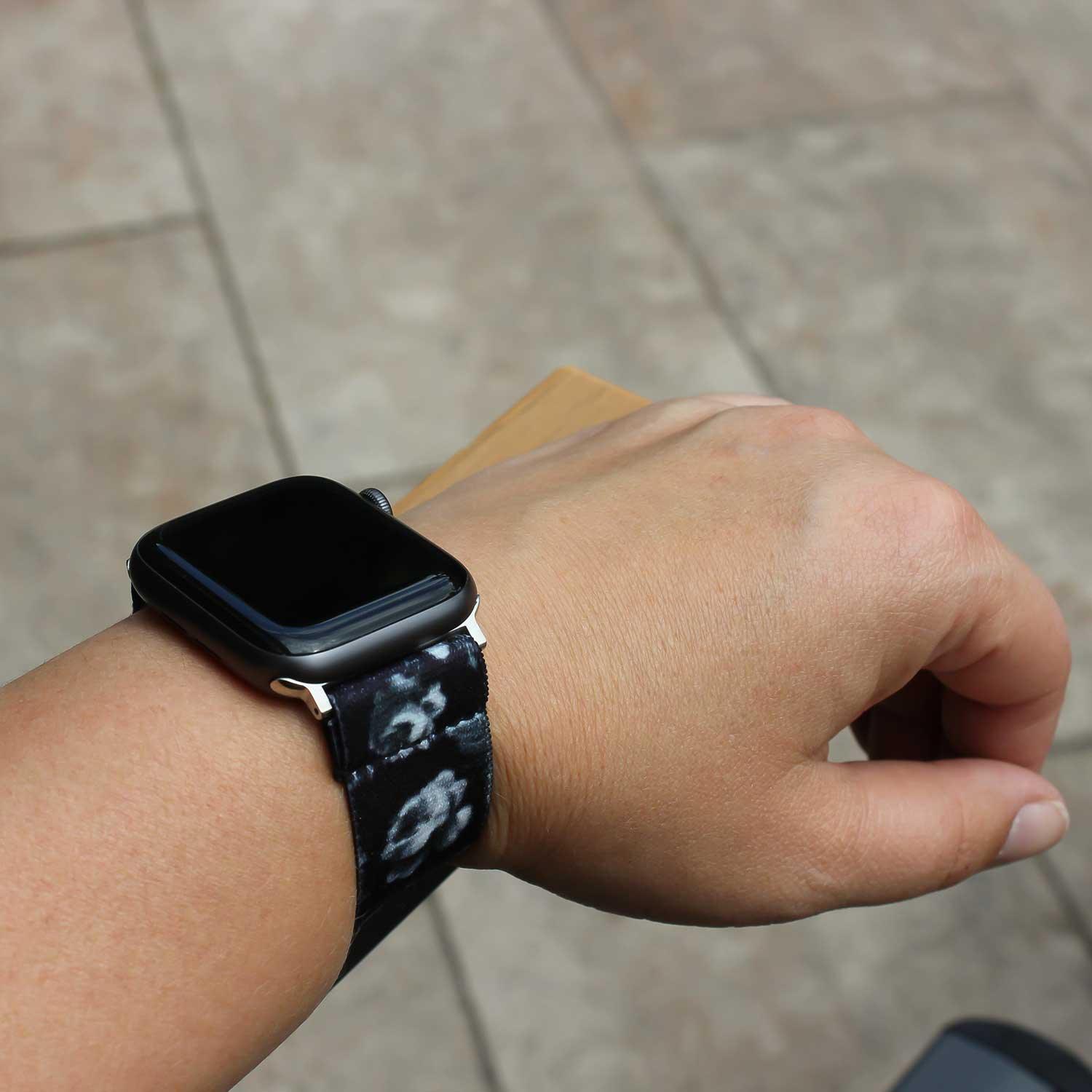 Bracelet Apple Watch - nylon - tissé - fleurs noires