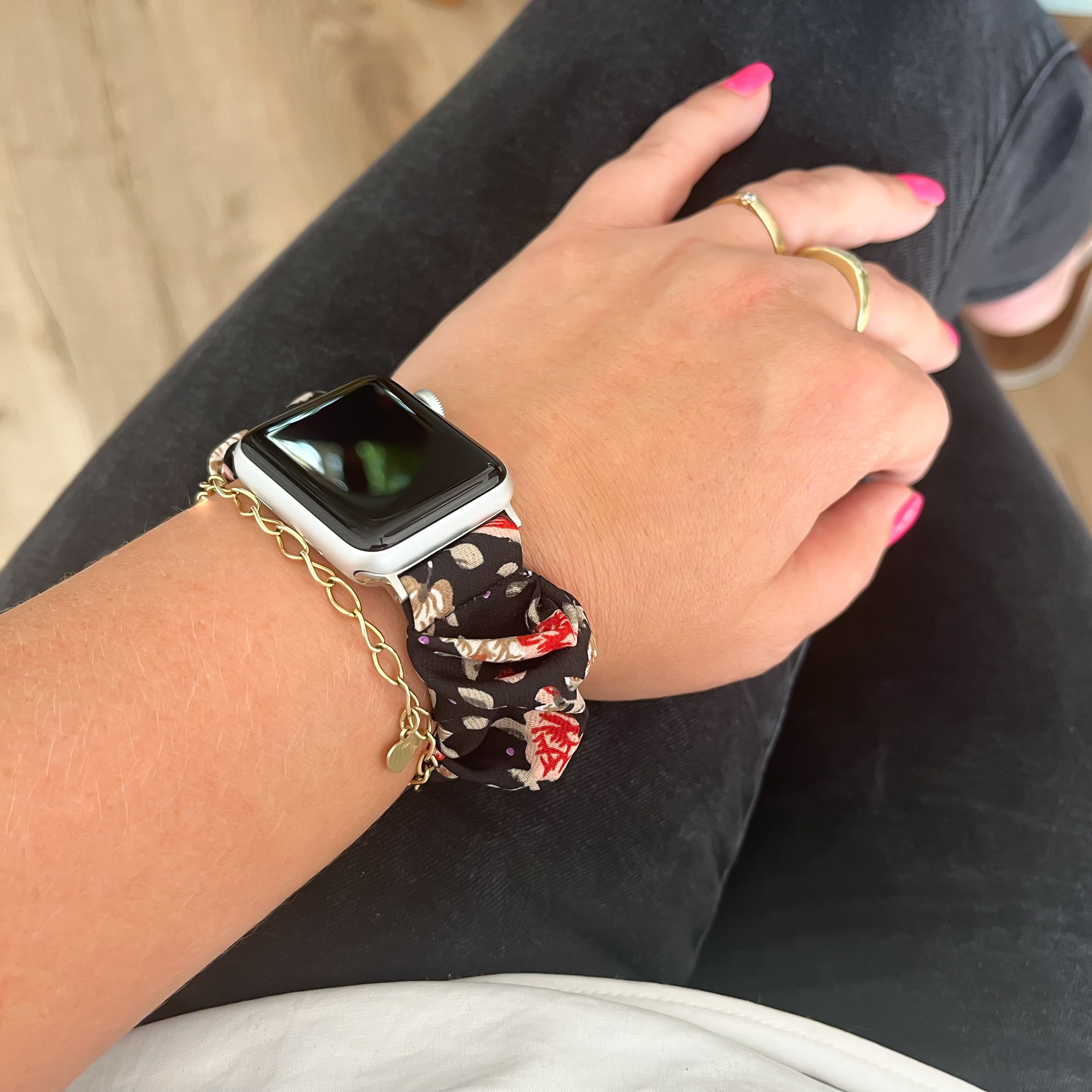 Bracelet nylon chouchou Apple Watch - noir avec des fleurs