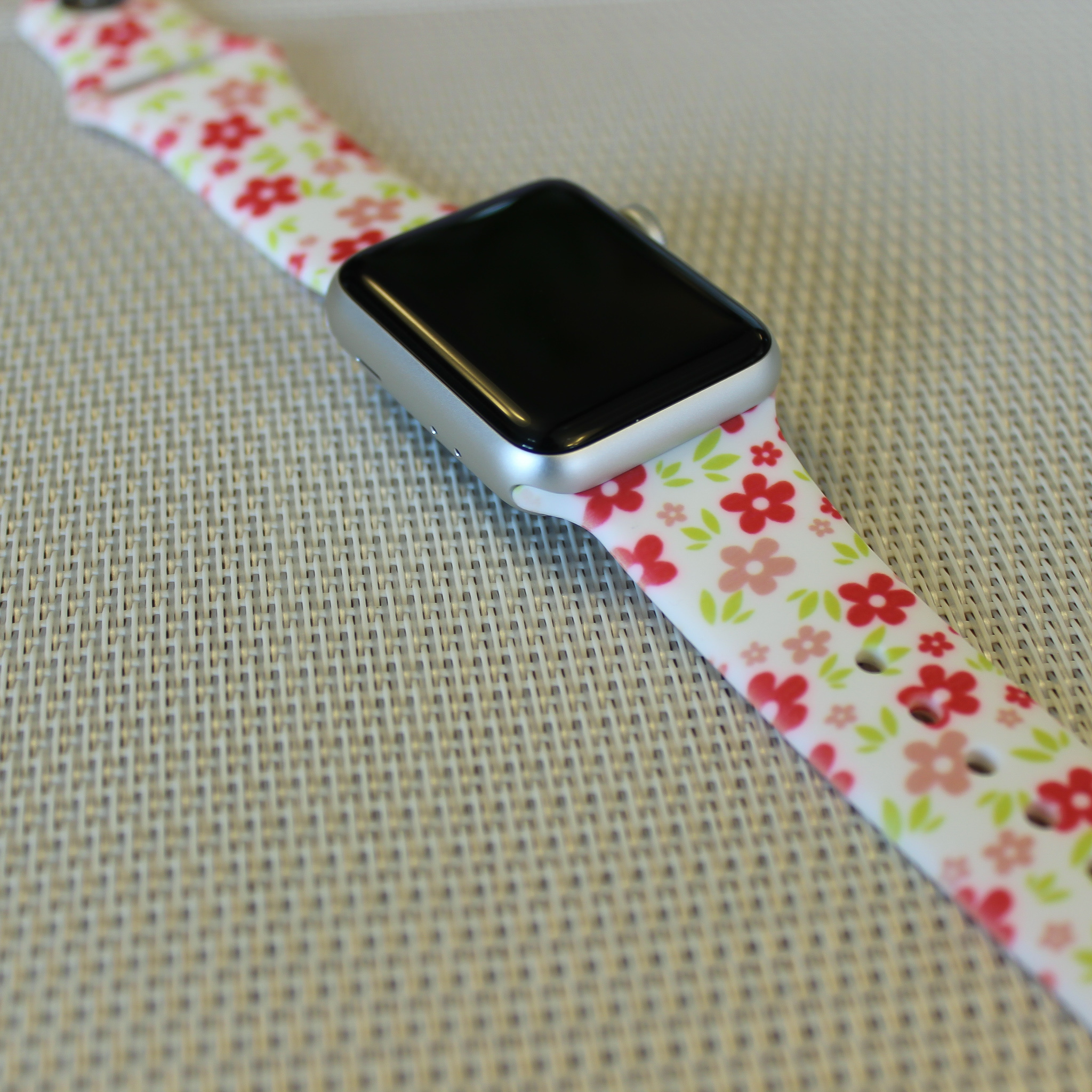 Bracelet sport imprimé Apple Watch - fleurs rouges