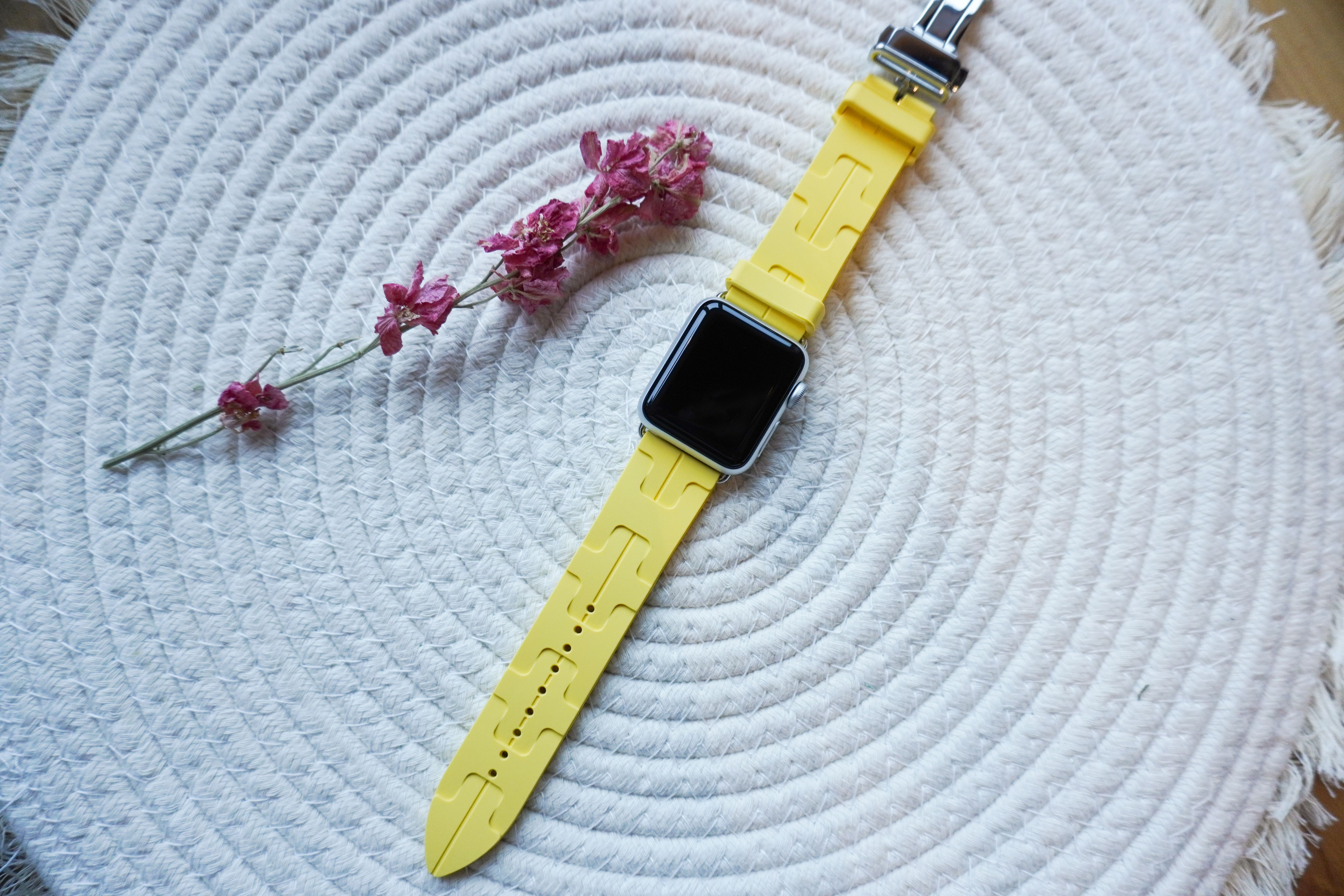 Bracelet sport Hermès simple tour kilim Apple Watch - jaune