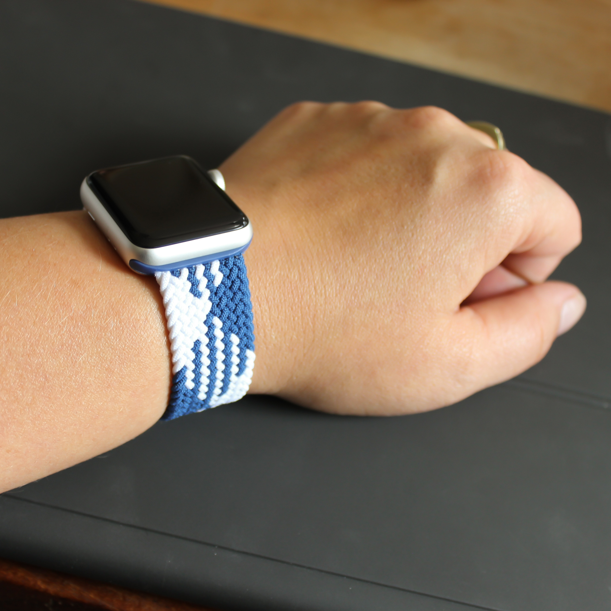 Bracelet nylon Boucle unique tressé Apple Watch - bleu et blanc