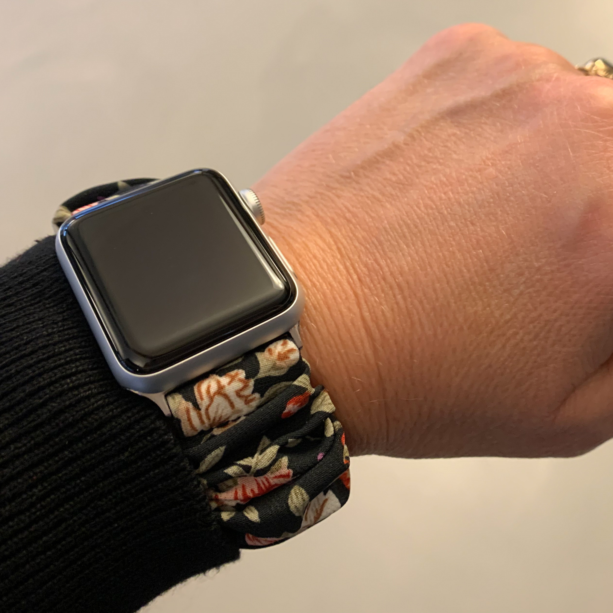Bracelet nylon chouchou Apple Watch - fleurs noir