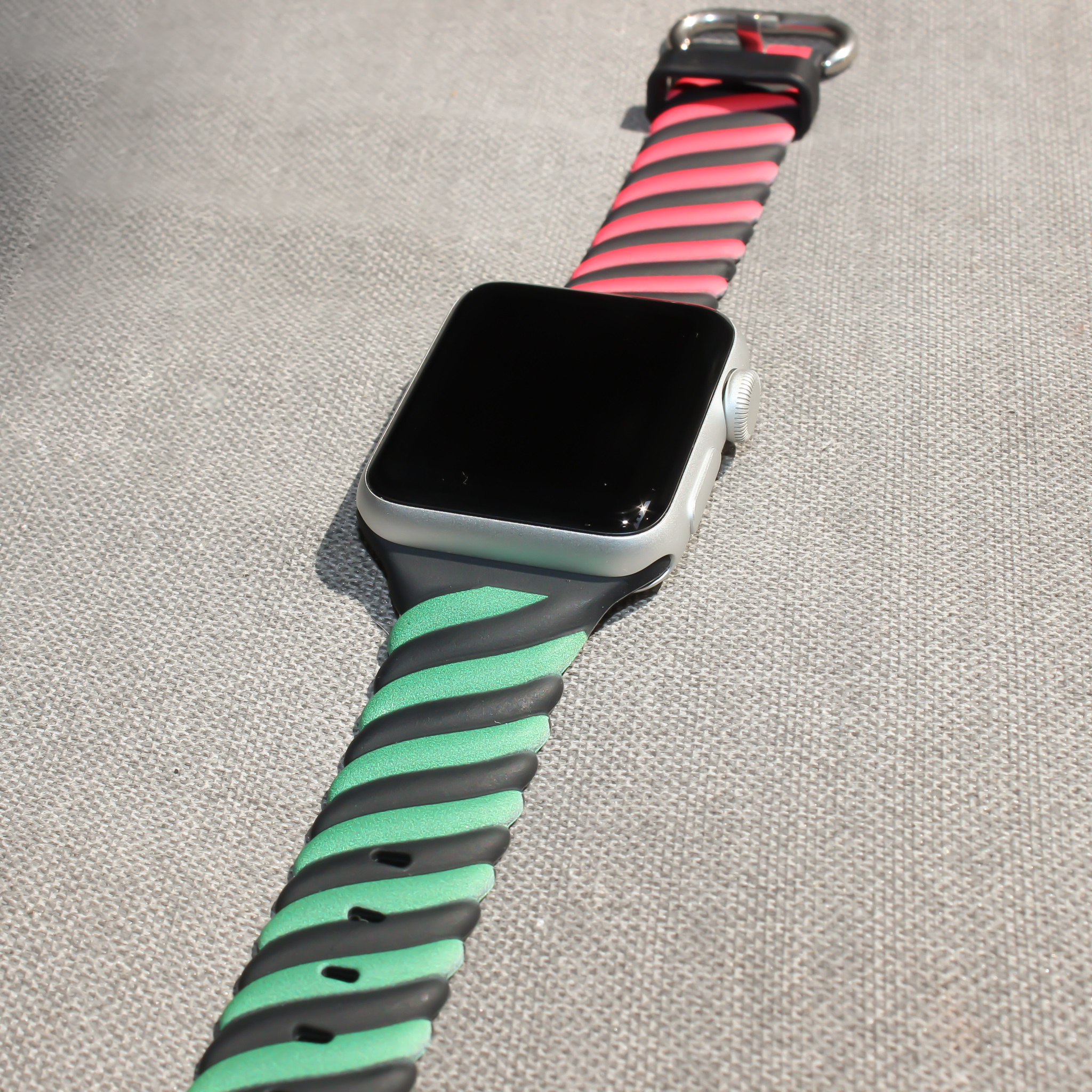 Bracelet sport swirl Apple Watch - noir rouge vert