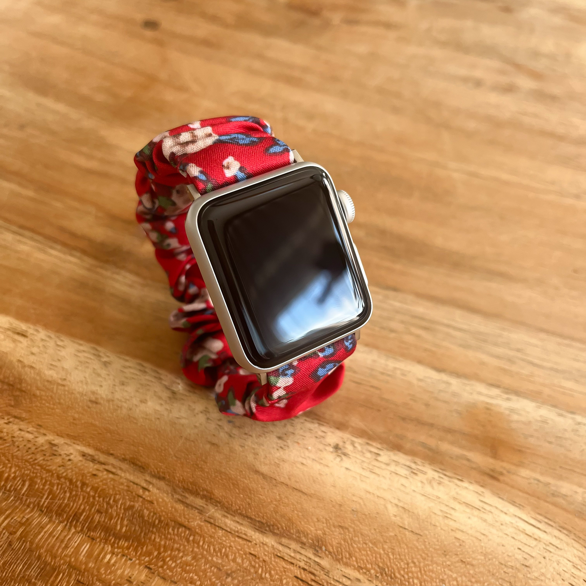 Bracelet nylon chouchou Apple Watch - rouge avec des fleurs