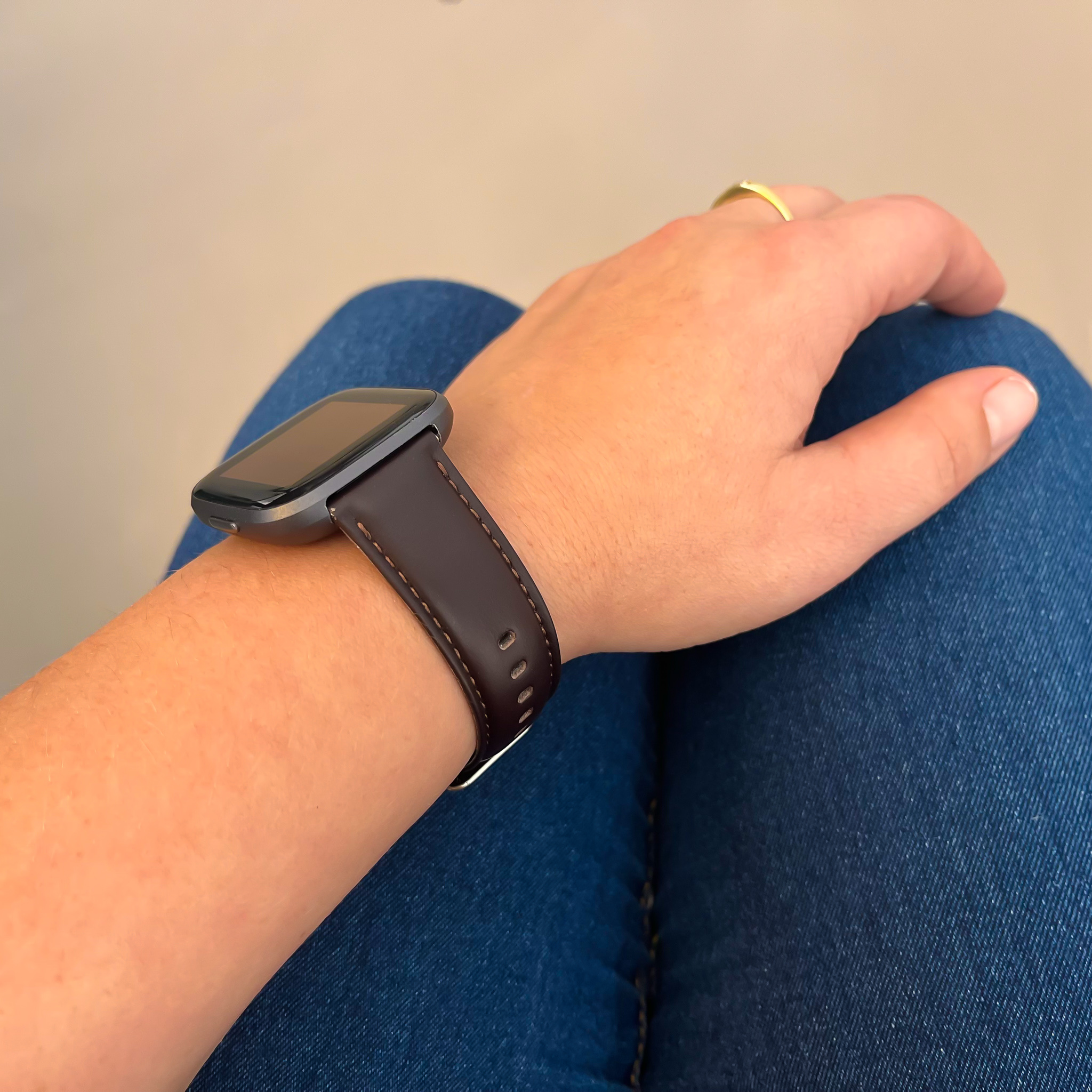 Bracelet véritable en cuir Fitbit Versa - marron foncé