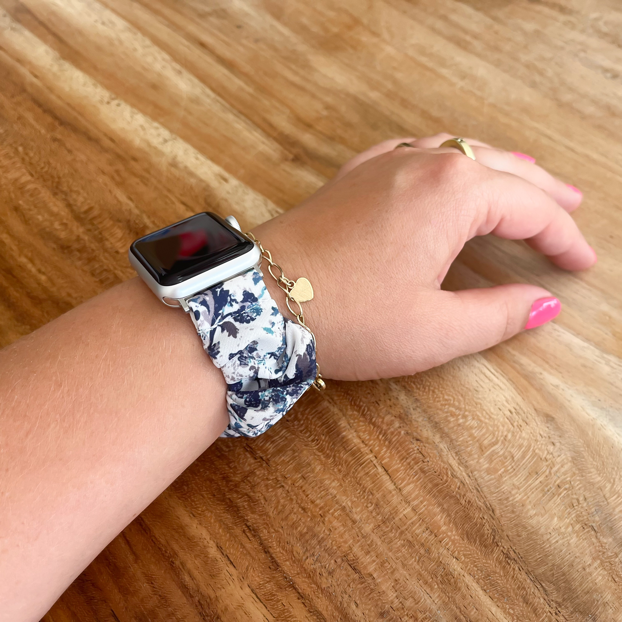 Bracelet nylon chouchou Apple Watch - blanc avec des feuilles