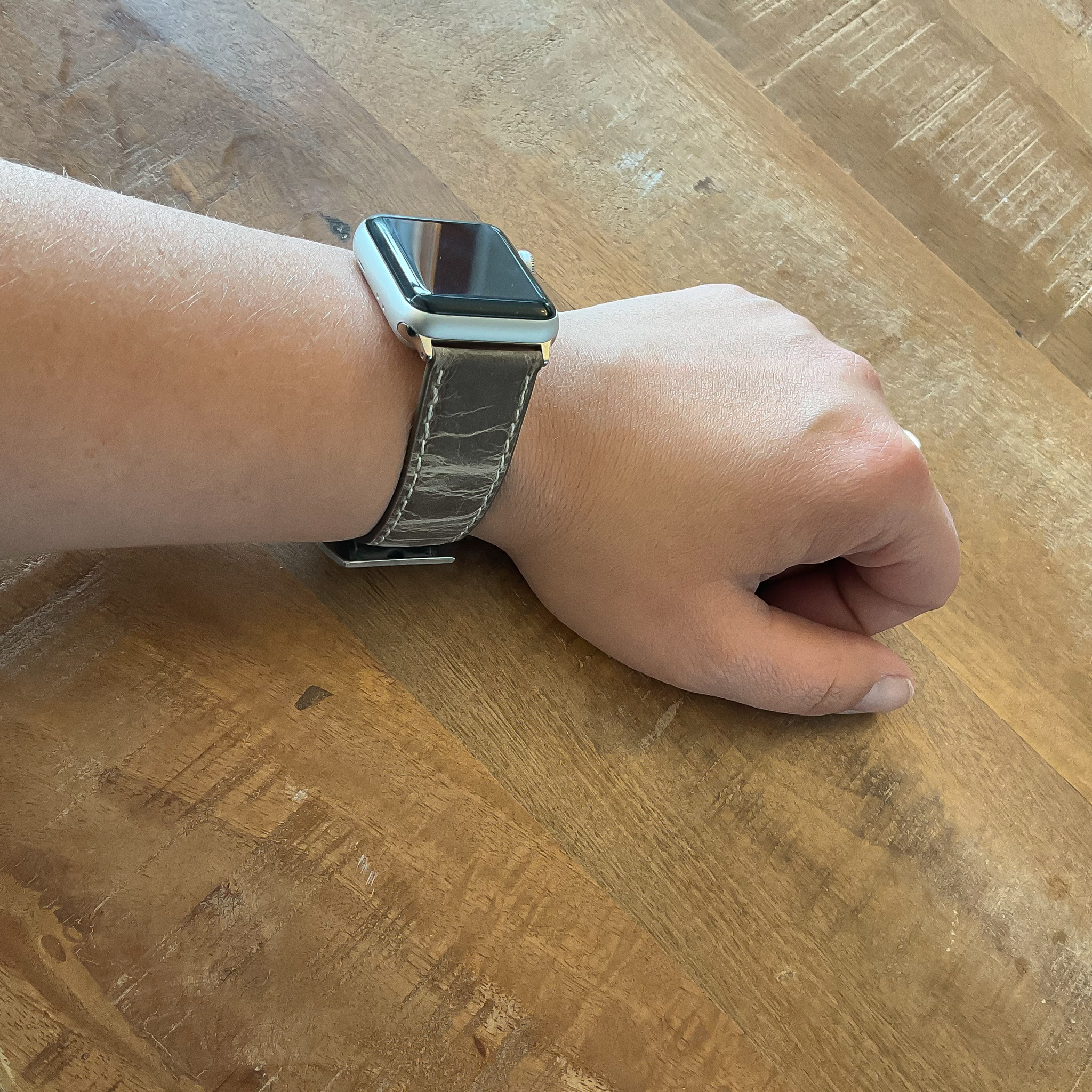 Bracelet en cuir rétro Apple Watch - brun foncé